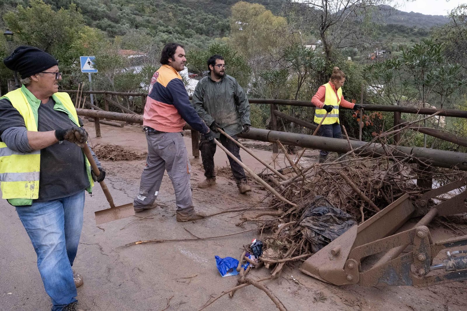 Riada de lodo y piedras en Jimera de Líbar, en fotos