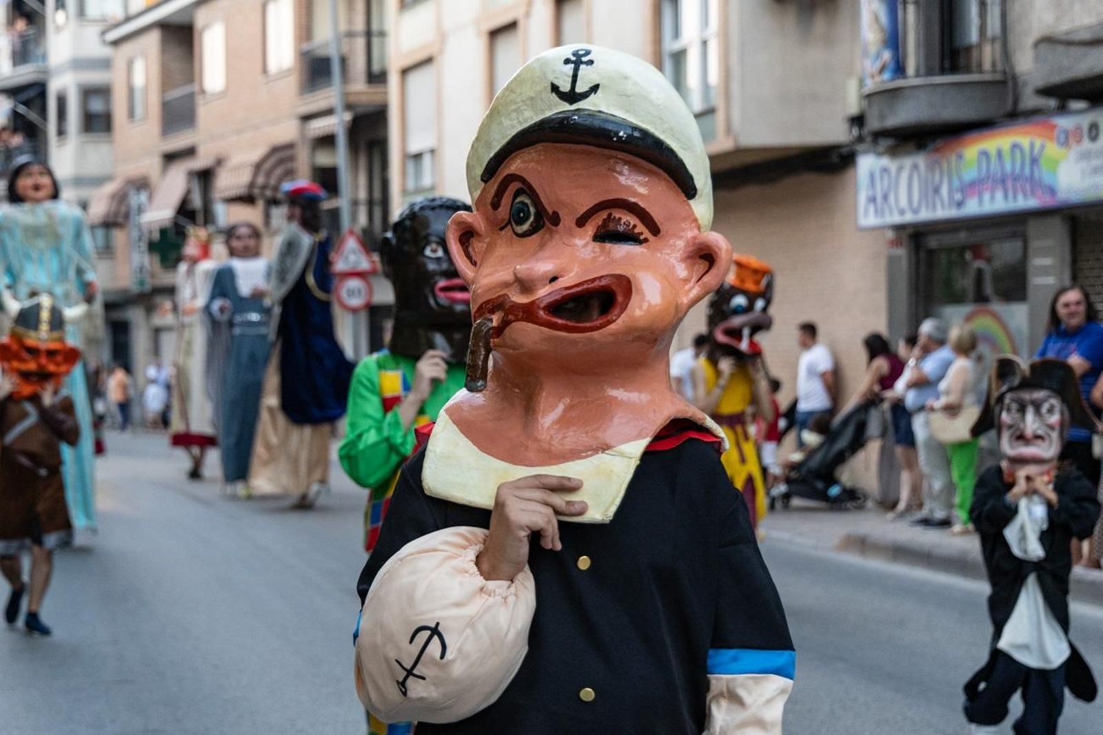 Pasacalles inaugural, fuegos artificiales e iluminación de la portada de feria y del recinto ferial de la Feria de San Bartolomé en Martos