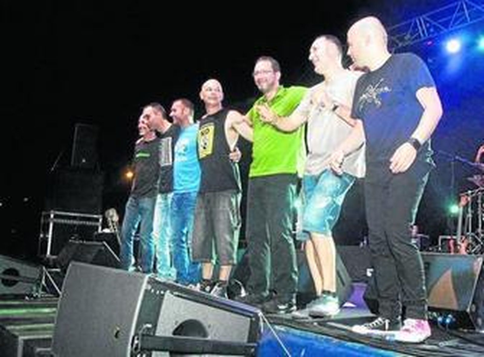 La formación saludaba al público al concluir el concierto en Playa Serena en Roquetas.