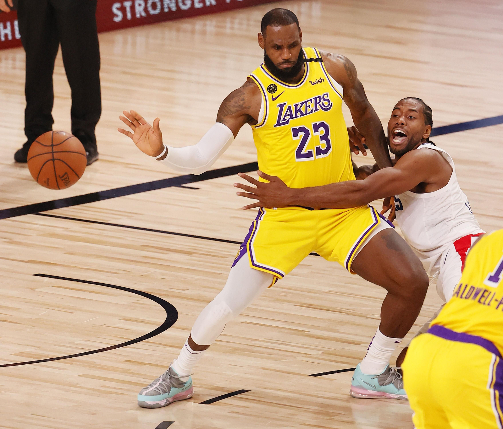 LeBron James, decisivo para el triunfo de los Lakers, se impone a Kawhi Leonard en una acción del partido.