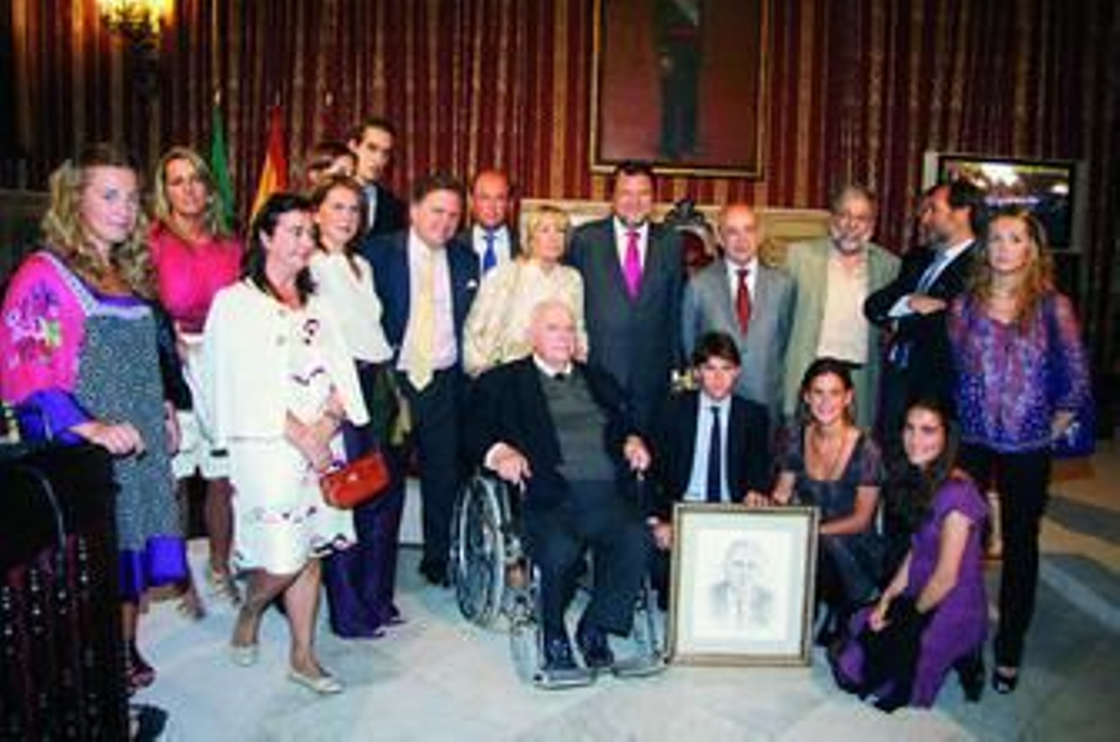 Retrato de la familia de José Luis Prats. Su hermano Alejandro (en silla de ruedas), los nietos junto al retrato de su abuelo, hijos, el ex concejal y yerno del gerente de Emasesa Isidoro Beneroso, los alcaldes de Sevilla, Sánchez Monteseirín, y de Dos Hermanas, Francisco Toscano, y Manuel del Valle.