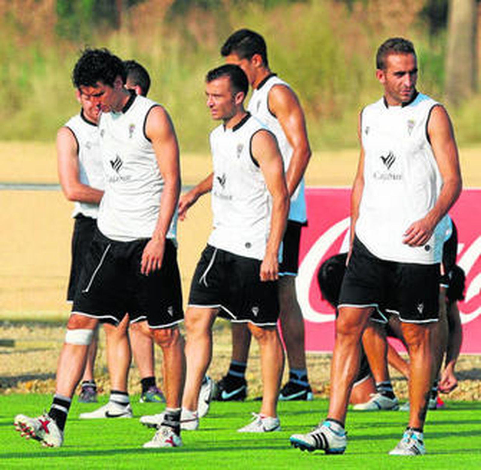 Gaspar, Pepe Díaz y Alberto Aguilar, en primer plano, caminan en el entrenamiento del martes.