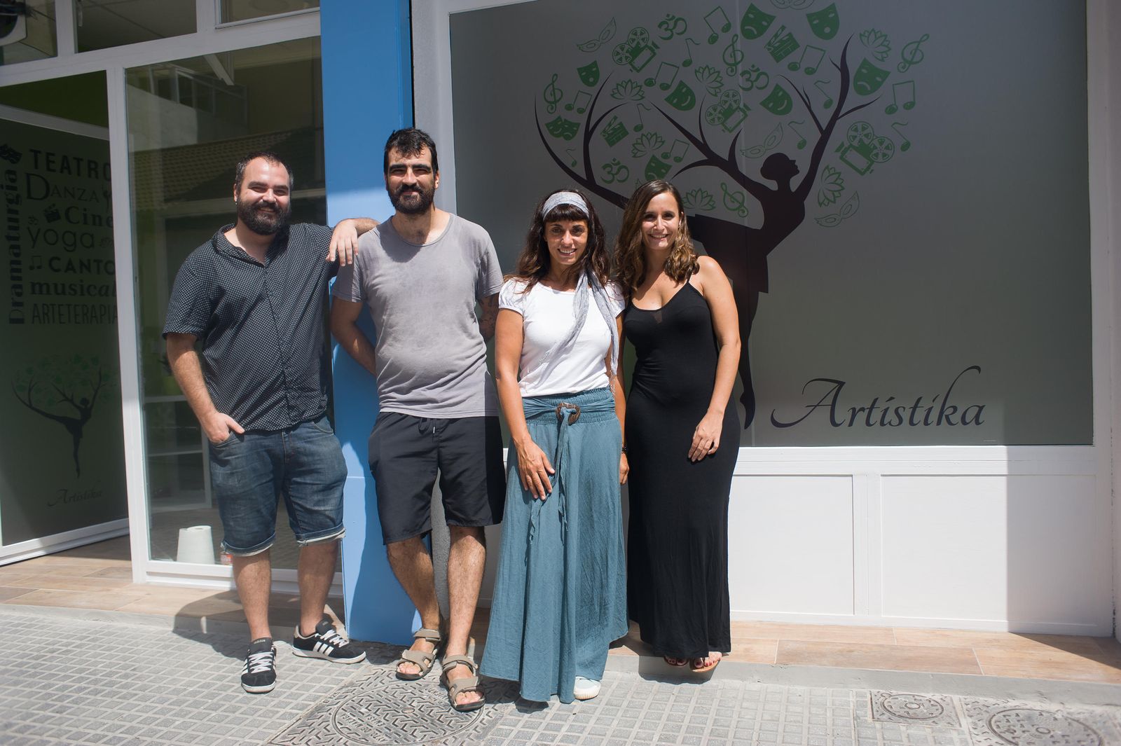 David Mena, Miguel Ángel Almanza, Lorena Roncero y Cristina Jiménez, profesores de Artístika, ayer, en la puerta del centro.