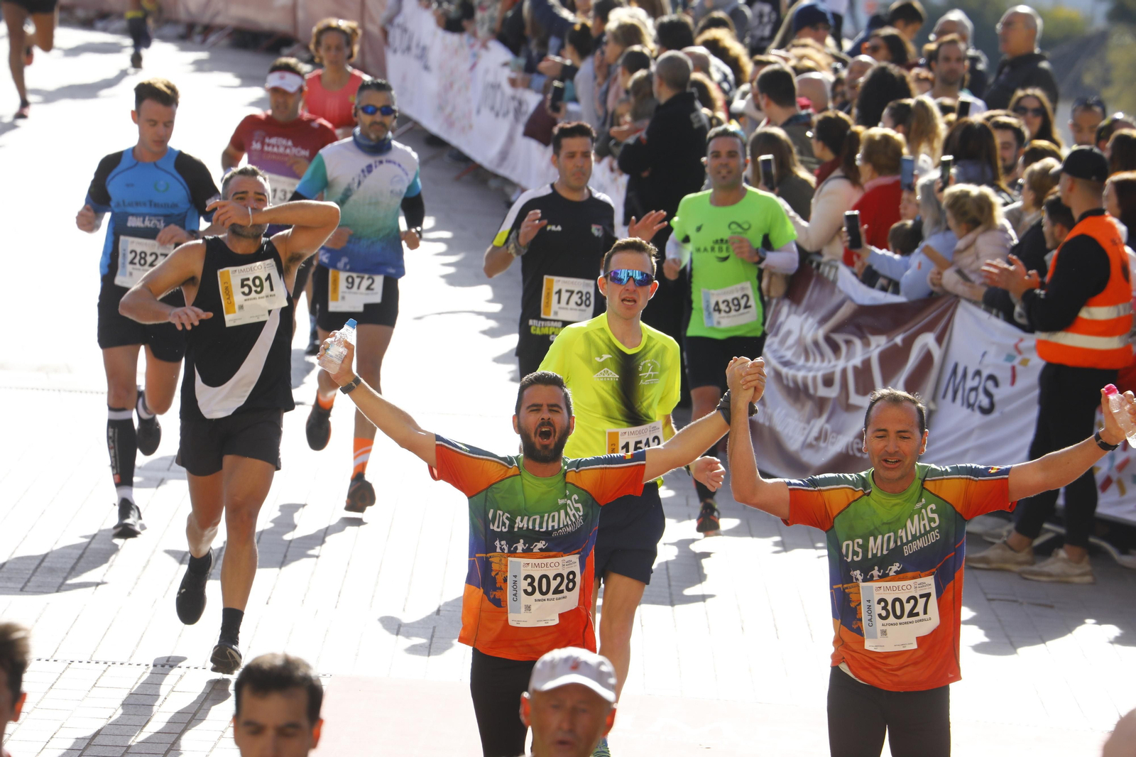 La gloria de cruzar la Puerta del Puente: imágenes de la meta de la 36 Media Maratón de Córdoba