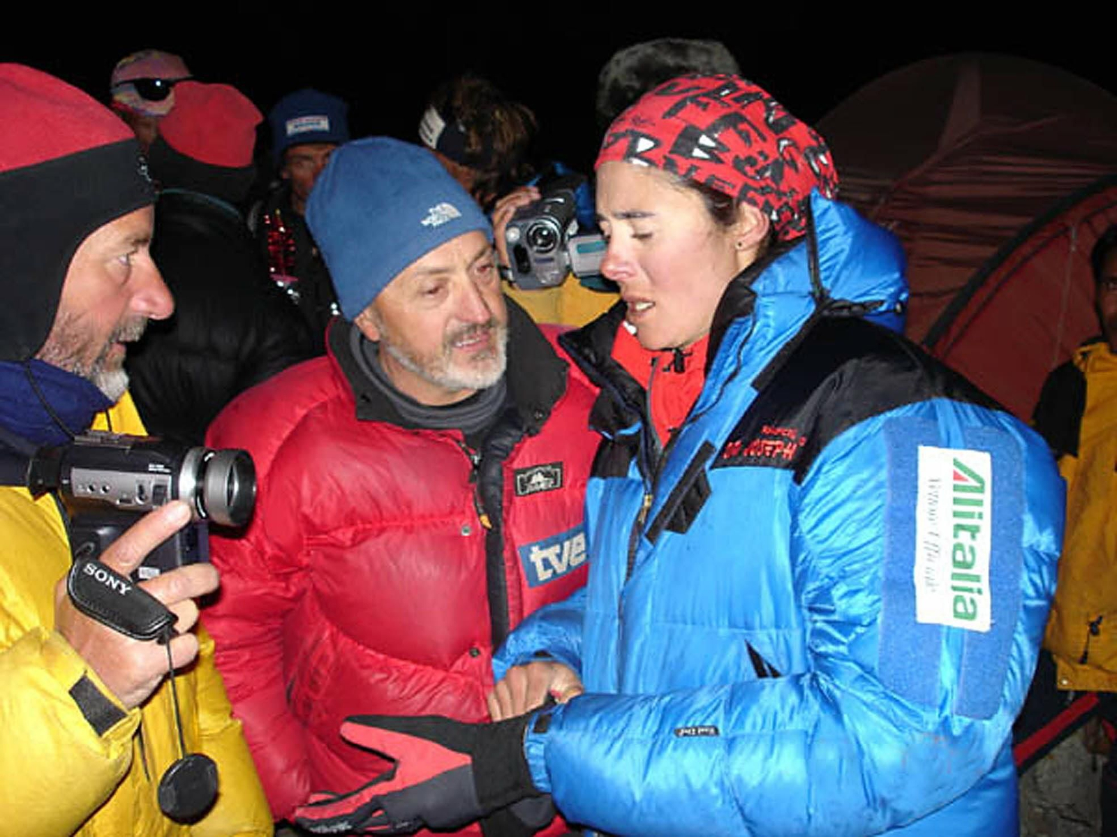 Sebastián Álvaro, en el centro, entonces director de 'Al filo de lo imposible', con la escaladora Edurne Pasabán en una expedición en el año 2004.