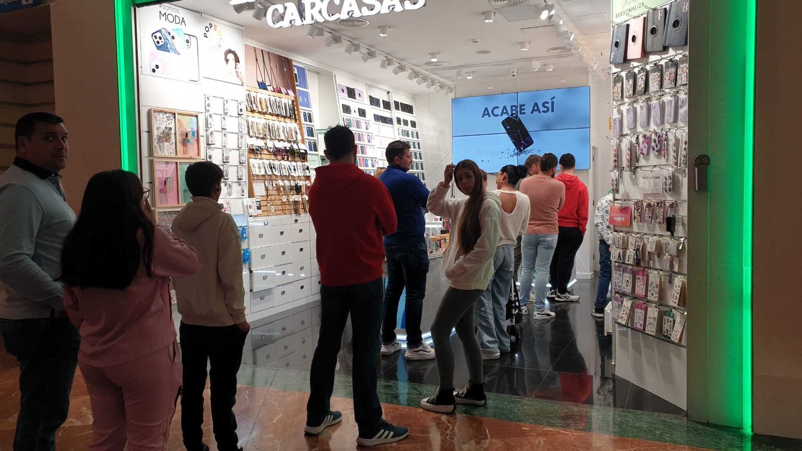 Cola en una tienda de nuevas tecnologías en el Puerta Europa de Algeciras.