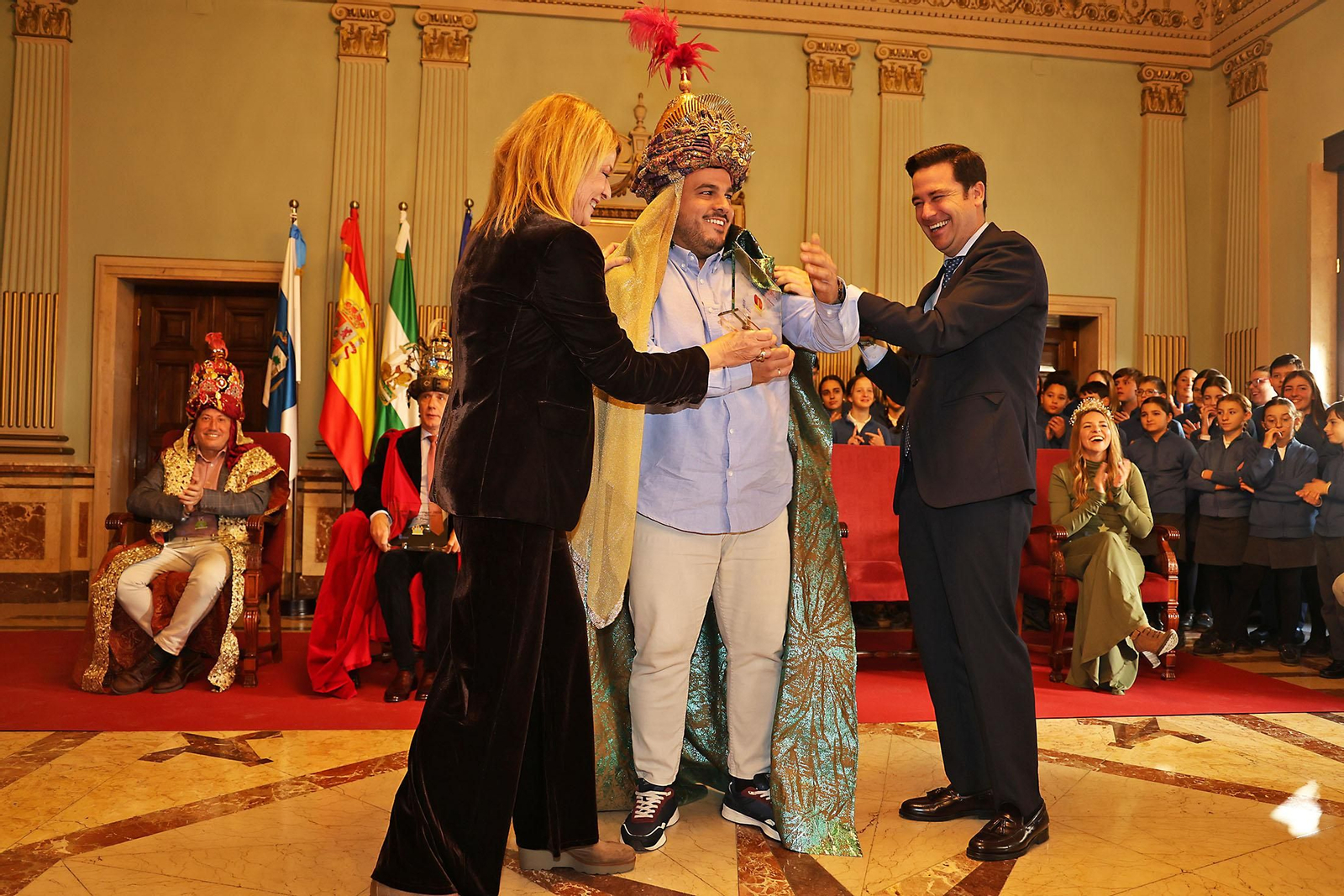 Sus Majestades Los Reyes Magos son coronados en el Ayuntamiento de Huelva