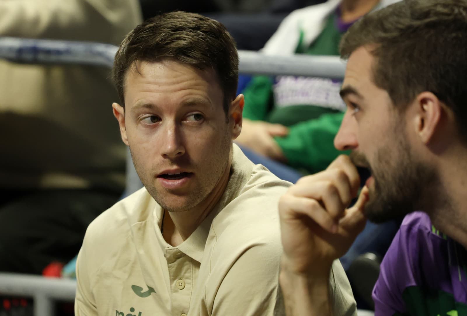 Tyler Kalinoski, con David Kravish.