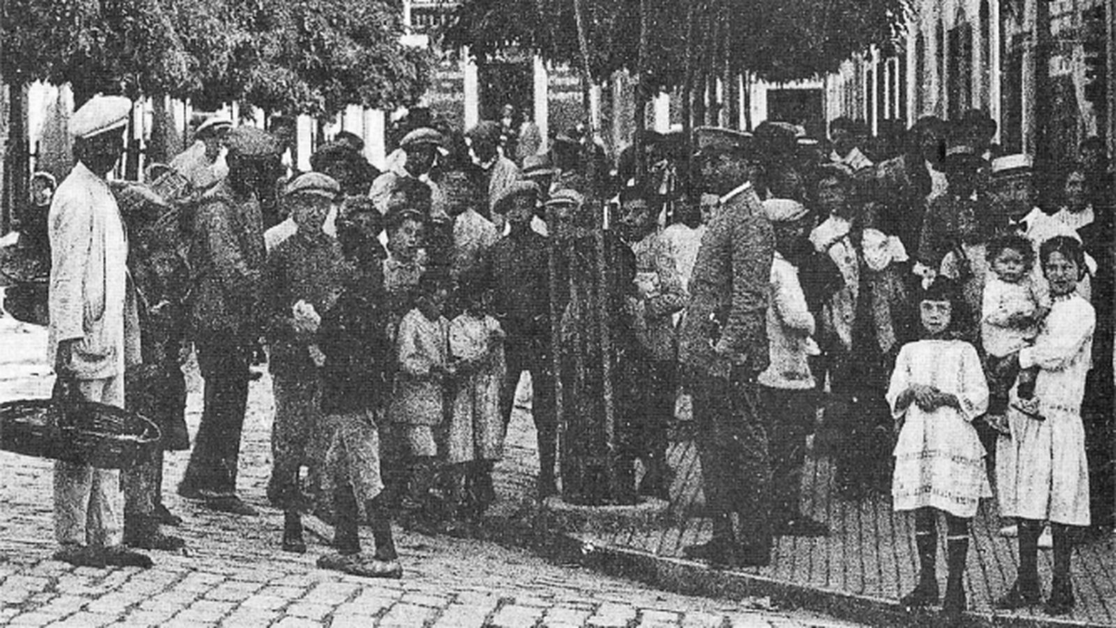 Niños algecireños en la calle Soria, esquina con Prim.