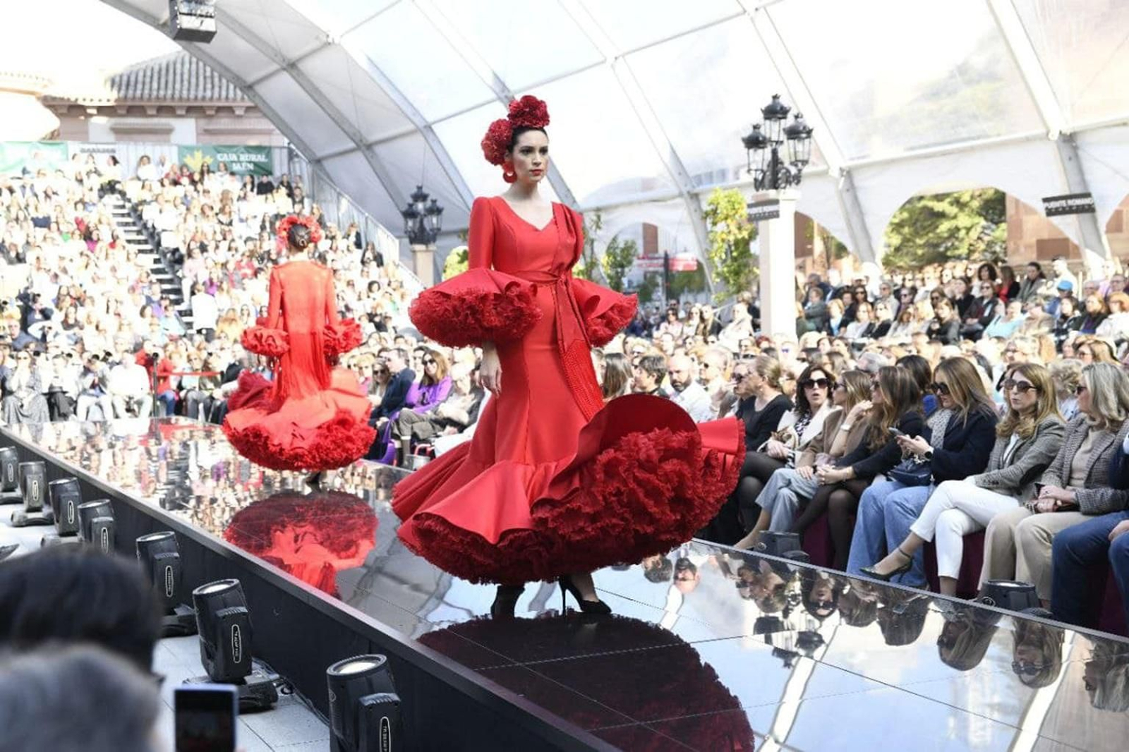 La Plaza de España de Andújar se convierte en una enorme pasarela de moda.