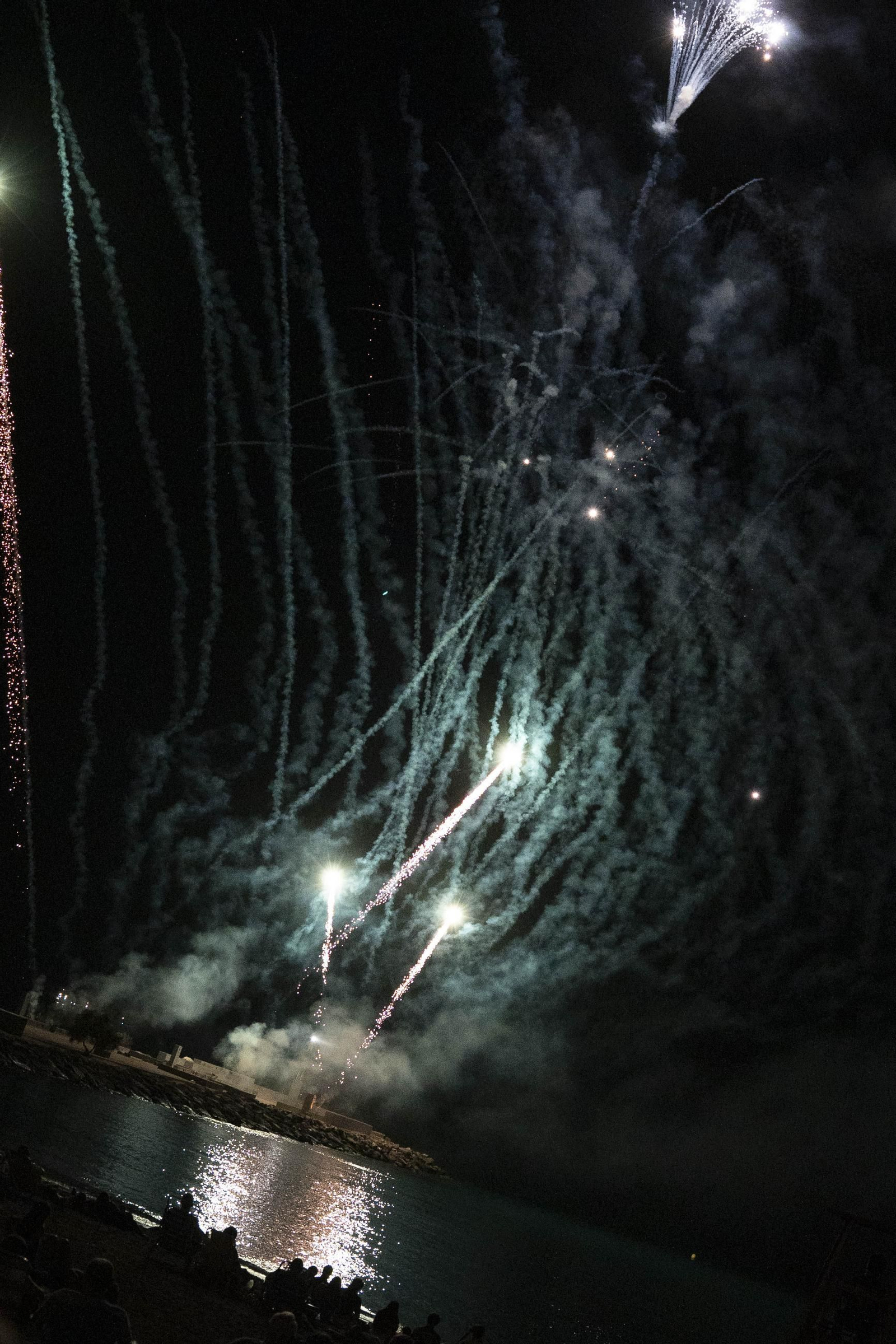 Las mejores imágenes del espectáculo piromusical que da cierre a la feria de Almería