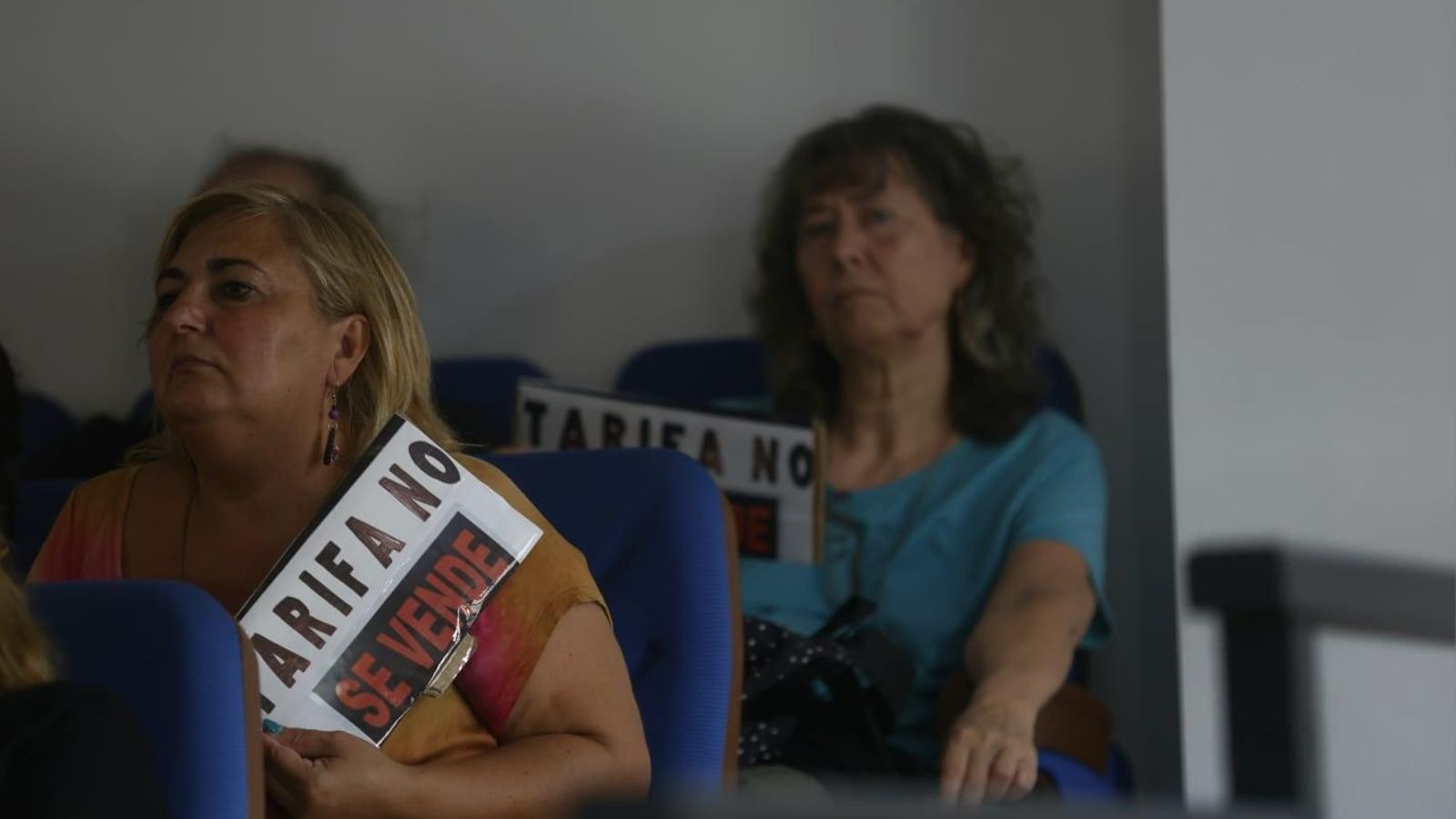 Dos mujeres miembros de la Plataforma 'Tarifa no se vende' Dos mujeres miembros de la Plataforma 'Tarifa no se vende'