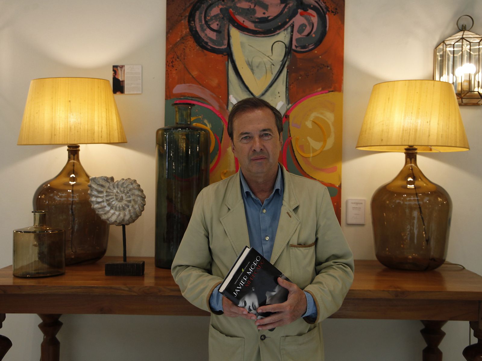 Arriba, Javier Moro. A la derecha, Conchita Montenegro, la heroína de este libro ganador del Premio Primavera.