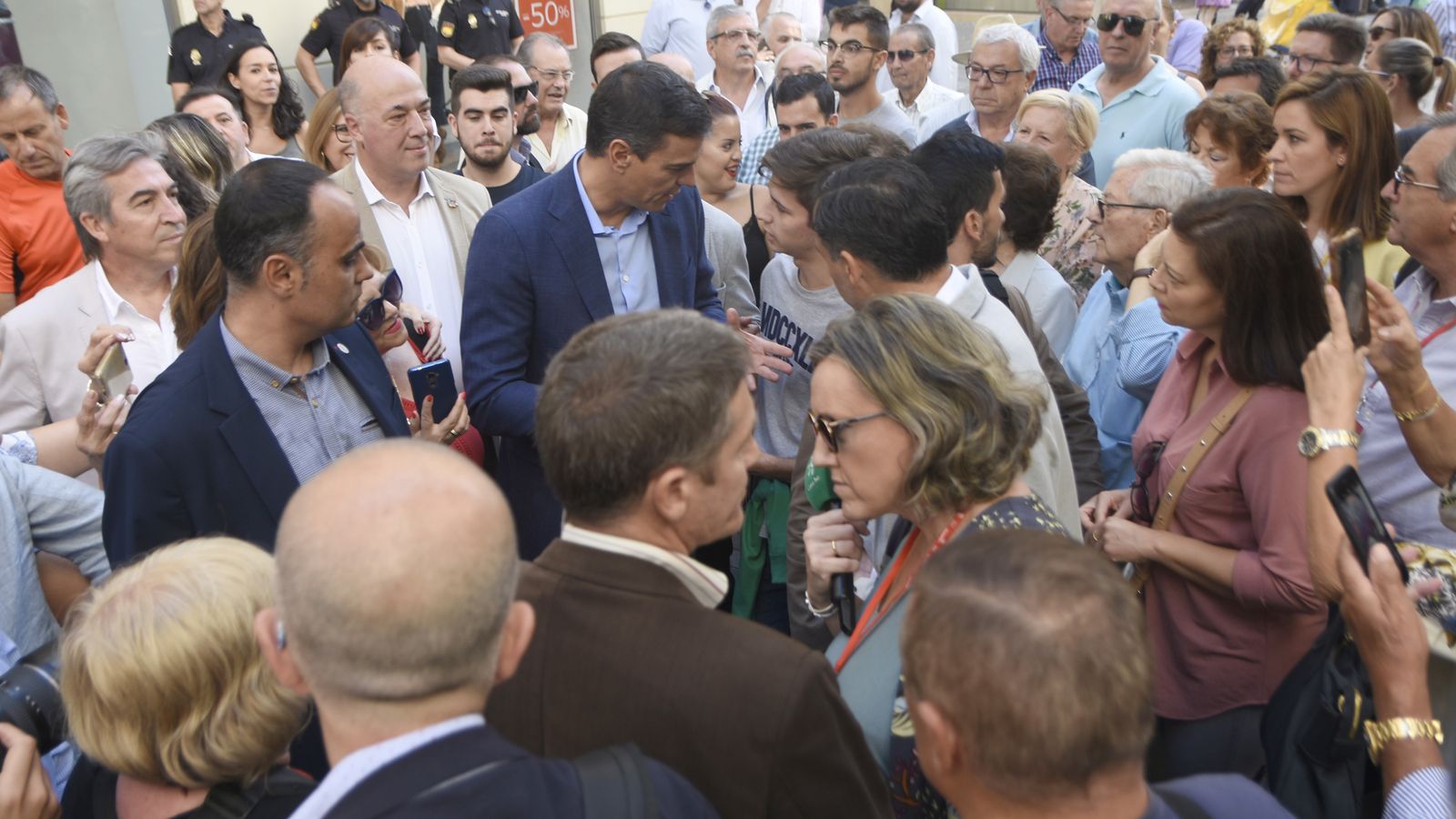 Pedro Sánchez conversa con el joven Juan Graciano.
