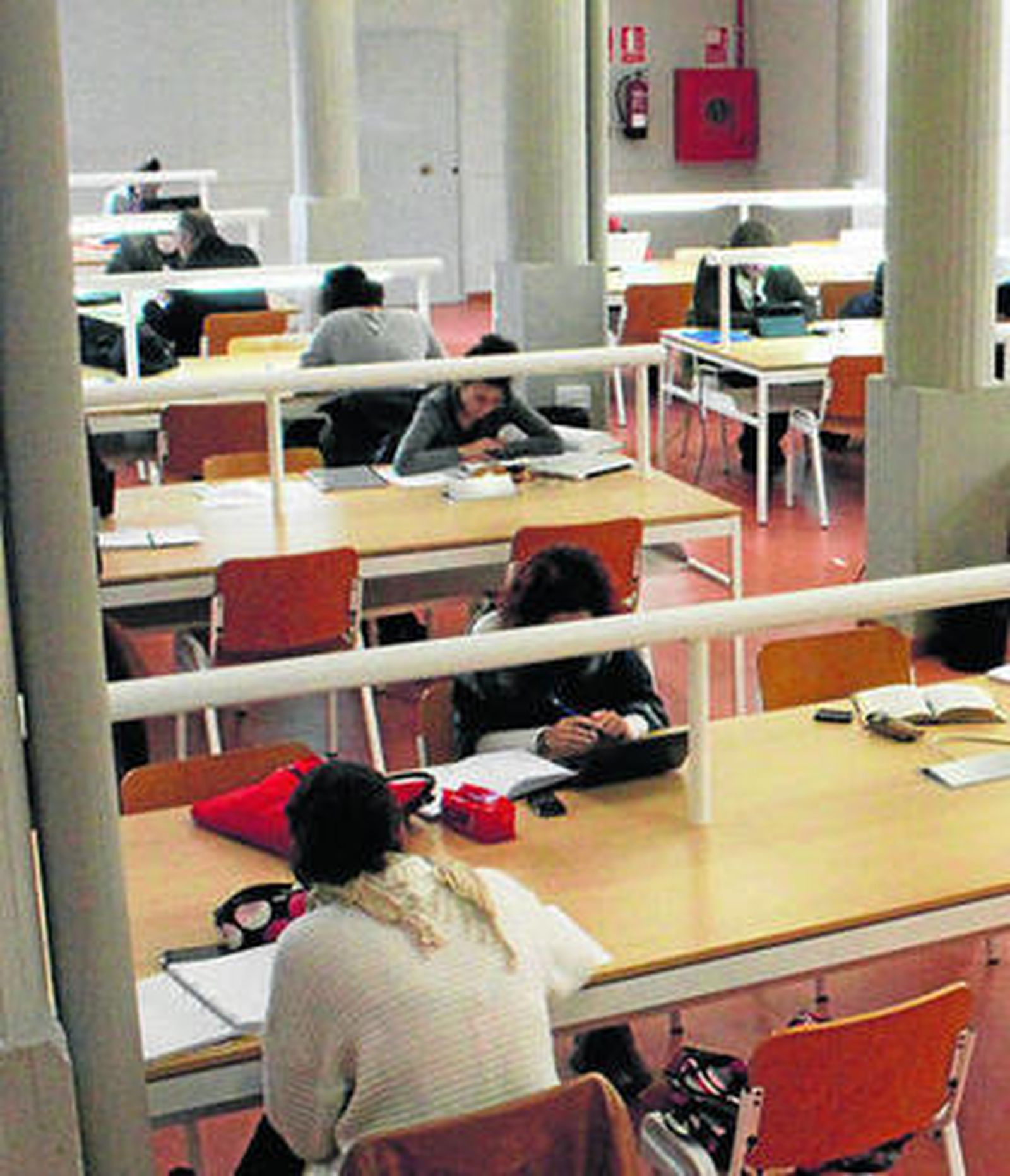 Alumnos en la biblioteca de Filosofía y Letras.