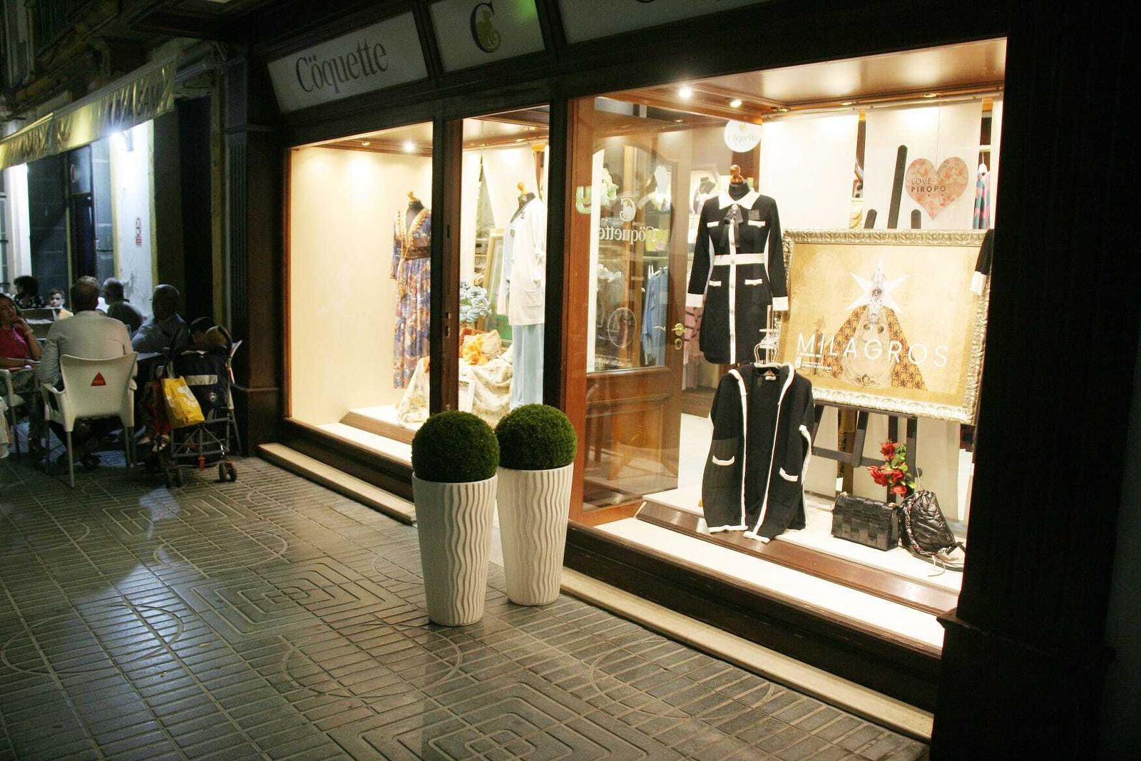 Distintos comercios del centro secundaron la apertura hasta la medianoche.