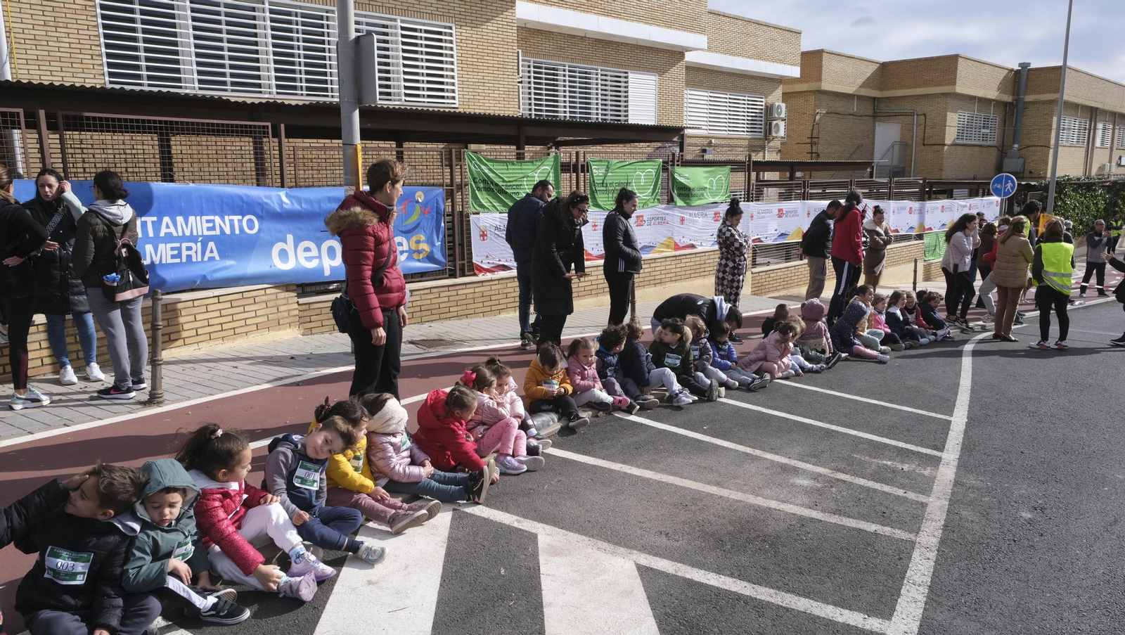 Imágenes de la carrera infantil contra el cáncer en el CEIP Francisco de Goya
