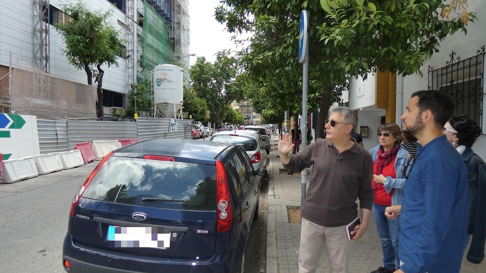 El portavoz de IU González Rojas con vecinos de Nervión.