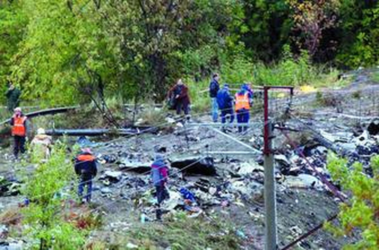 Miembros de los equipos de rescate en el lugar donde se estrelló el avión.