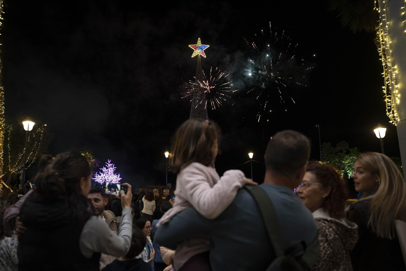 El encendido del alumbrado navideño del Hospital Universitario Torrecárdenas, en imágenes