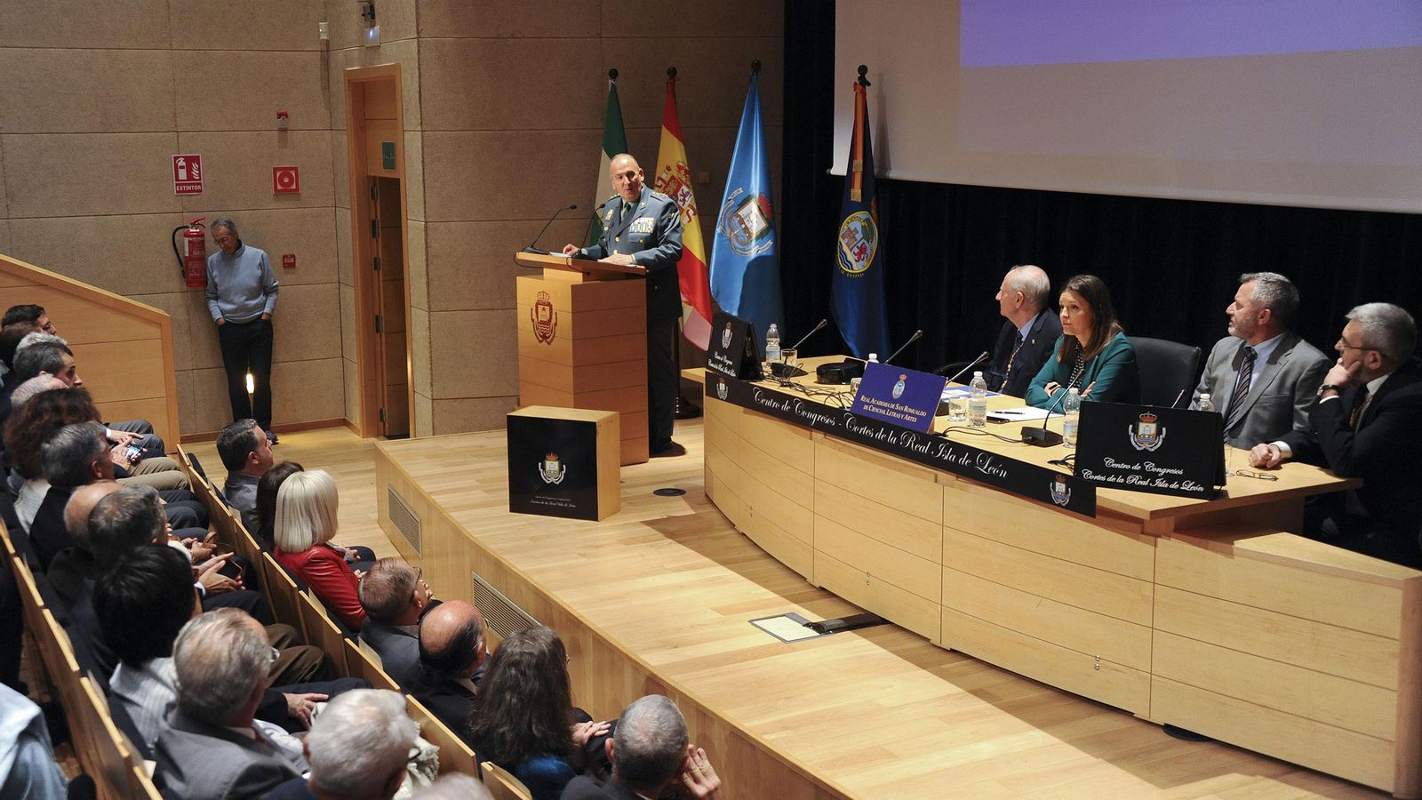 Conferencia sobre el 175 aniversario de la Guardia Civil celebrada en el centro de congresos.