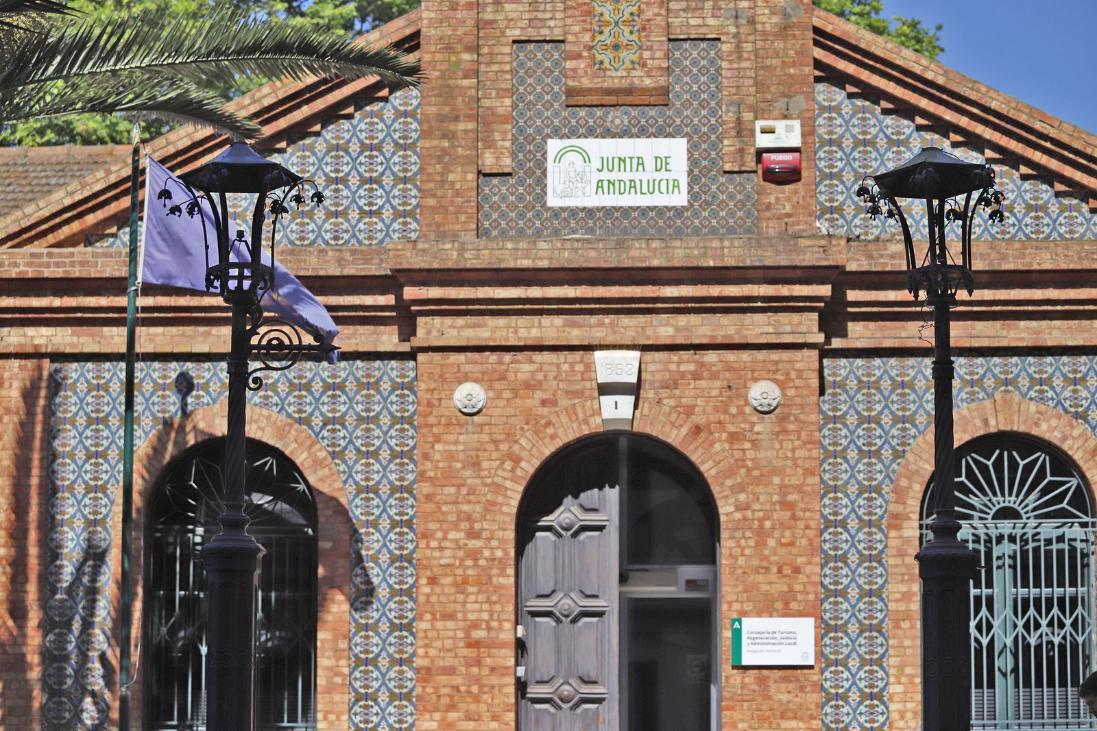 Farolas de las Antiguas oficinas de la línea Huelva-Zafra, hoy delegación de Turismo de la Junta
