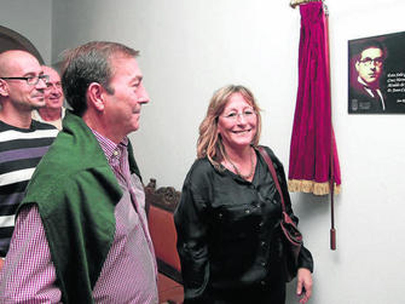 Inauguración de la sala Cruz Herrera ayer con familiares del artista, entre ellos su nieta Amparo López.