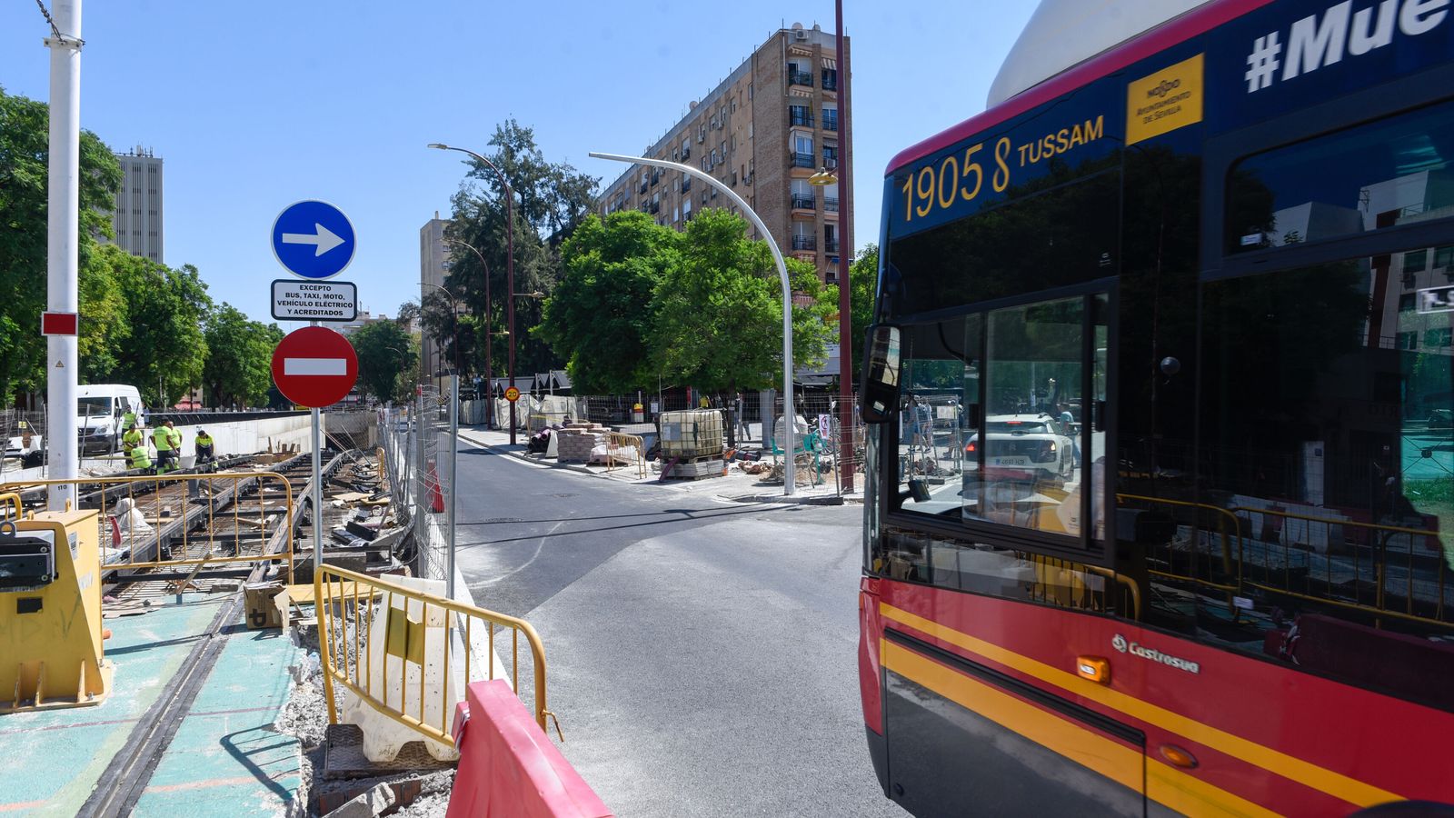 El carril de paso exclusivo para autobuses y taxis que deja el túnel en Ramón y Cajal.