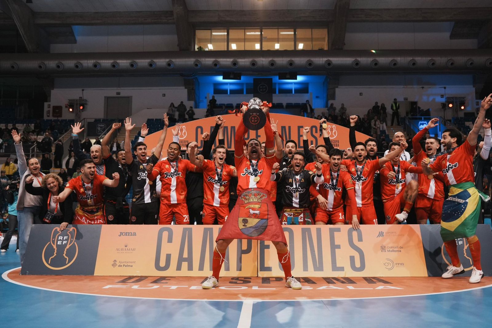 Los jugadores del conjunto cartagenero levantan la Supercopa de España conquistada este pasado domingo en Palma de Mallorca.