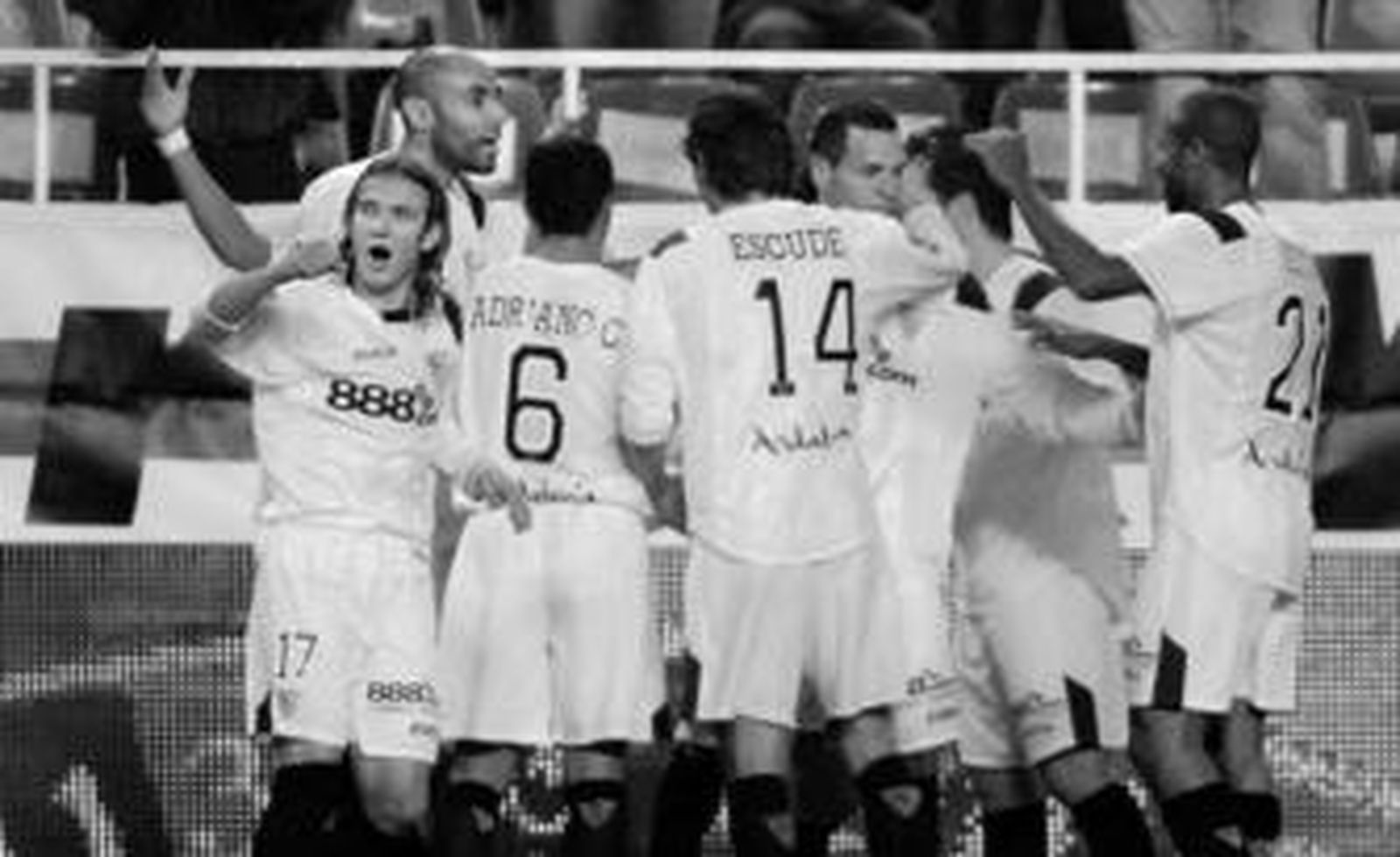 Capel, Kanoute, Adriano, Escudé, Maresca, Keita... todos arropan a Luis Fabiano, que pasó un mal trago la noche anterior, tras el primer gol.