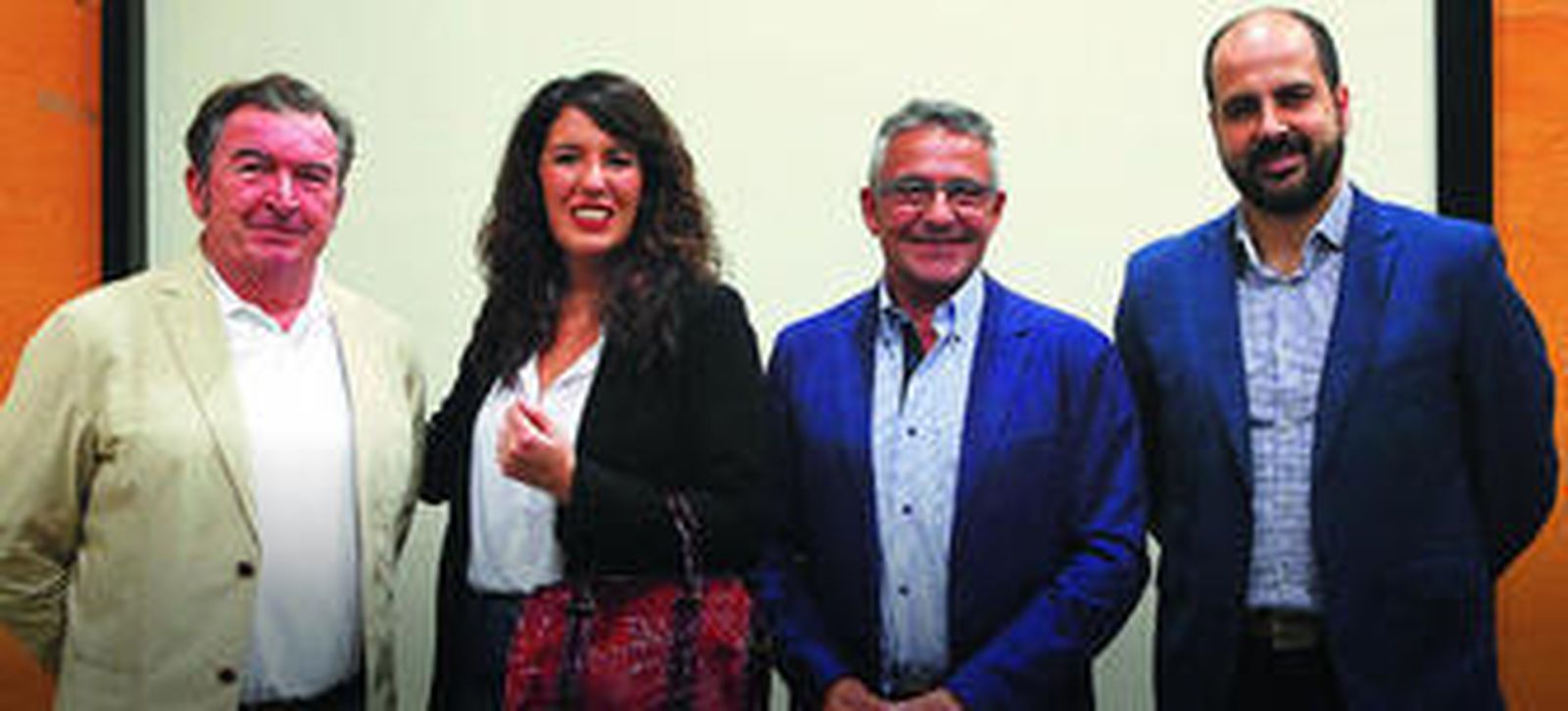 Los tres Reyes Magos 2016 y la Estrella de Oriente, en ausencia del Cartero Real, posando ayer tarde en el Colegio de Médicos.