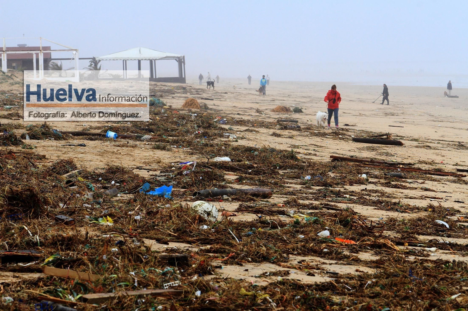 Imágenes del temporal de viento y lluvia en la playa de Punta Umbría