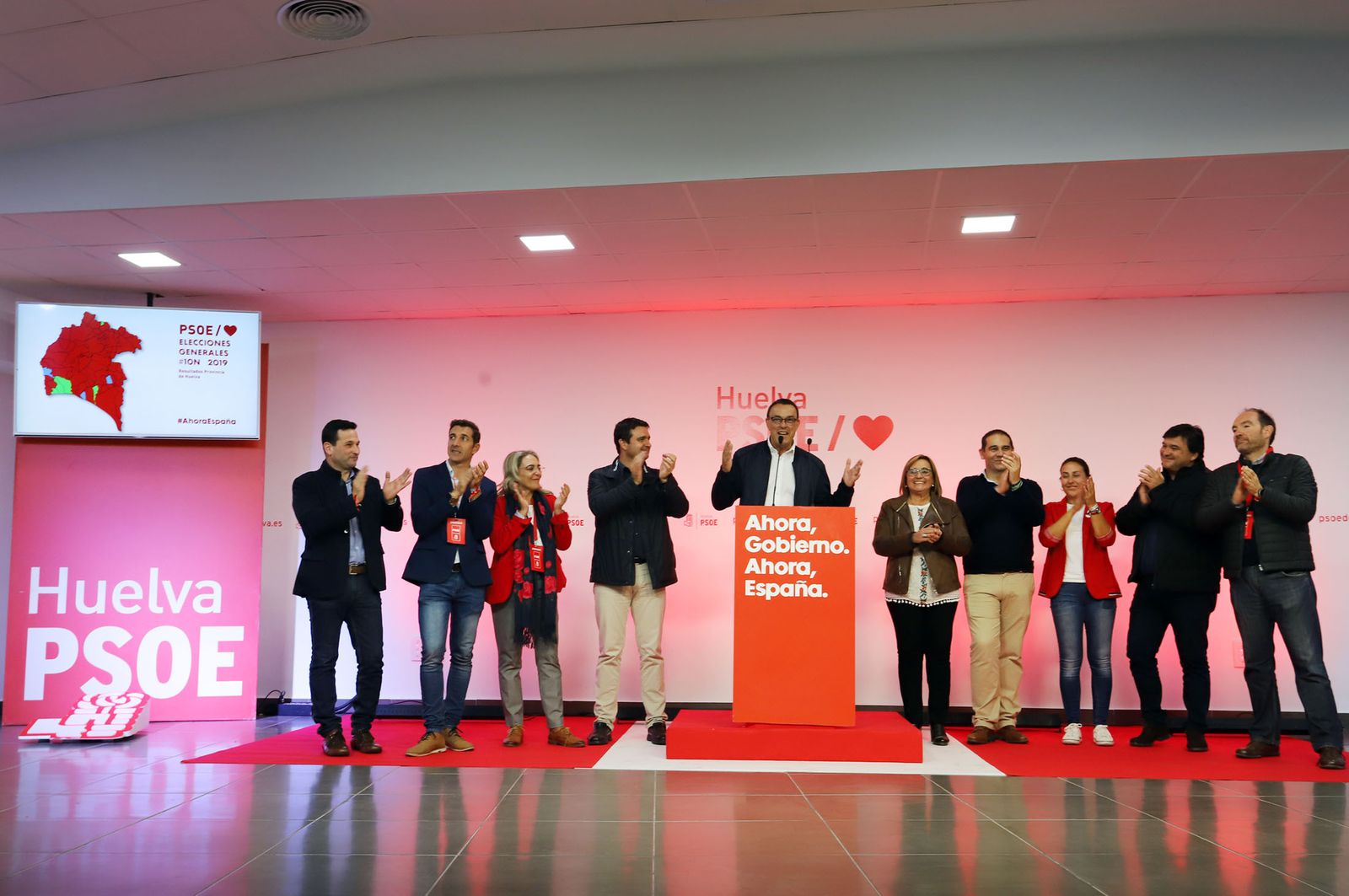 El secretario general provincial del PSOE, Ignacio Caraballo, se dirige a los suyos tras el triunfo socialista del 10-N.