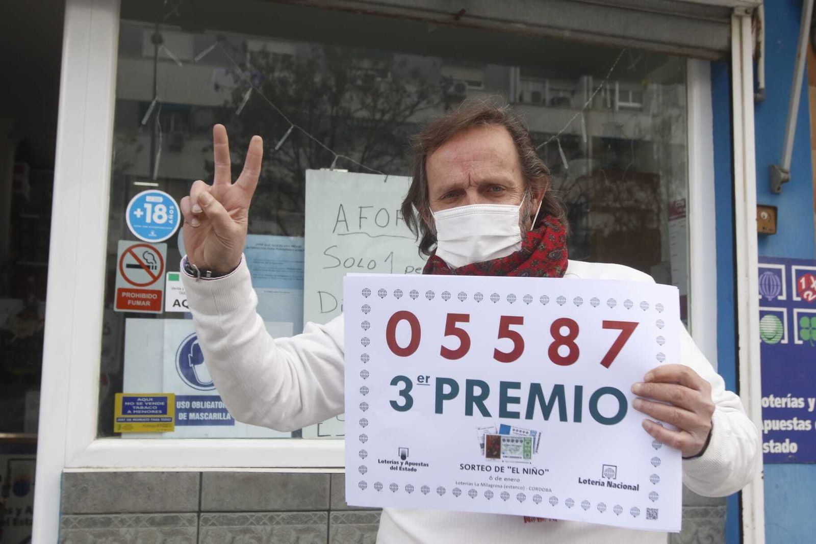 Francisco San Matías muestra el número agraciado en el Sorteo del Niño.