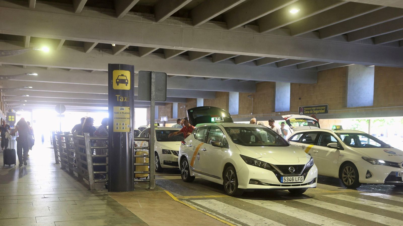 Un gran cartel indica la parada de taxis nada más salid del aeropuerto.