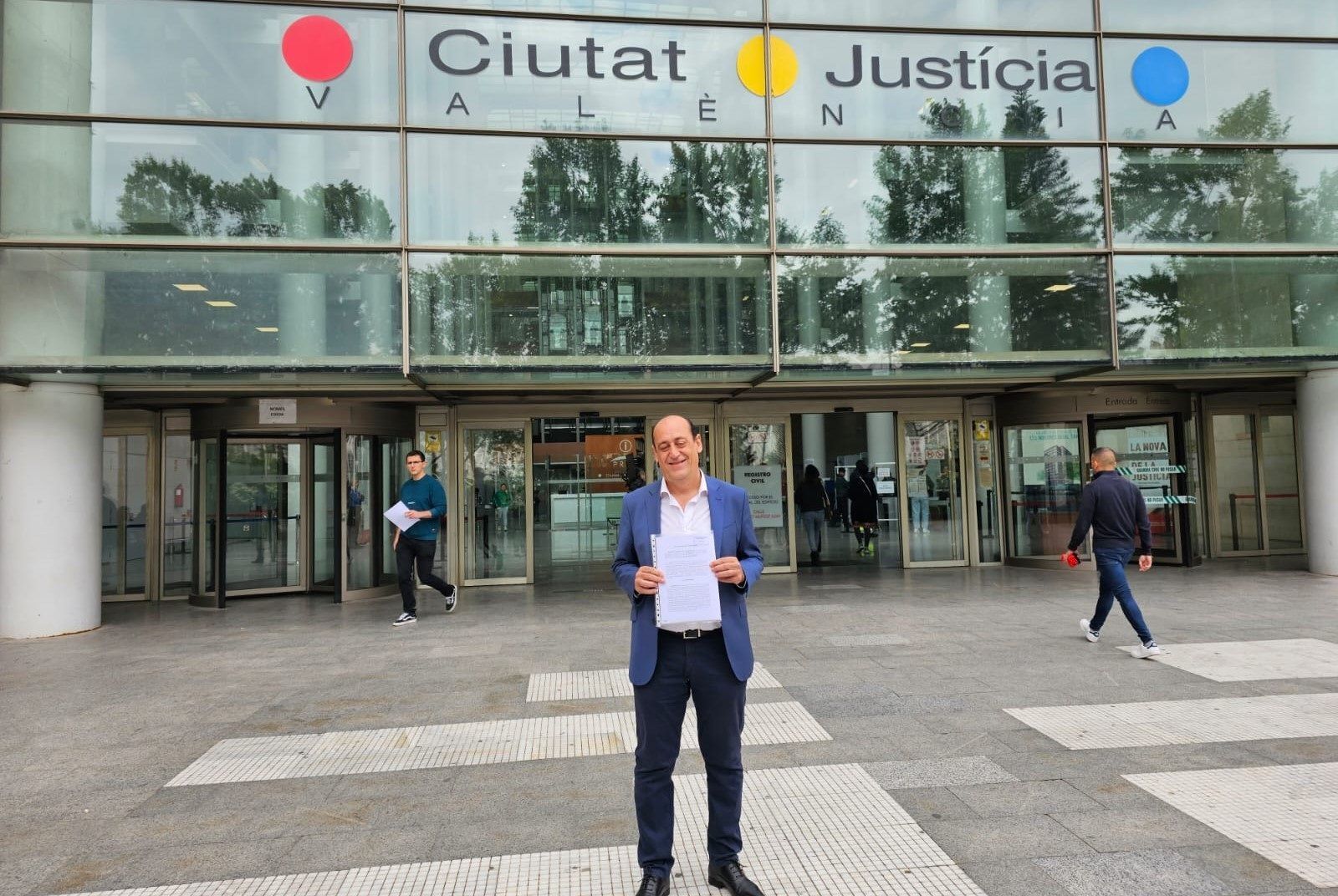 El concejal entrega la denuncia en la Ciutat de la Justícia.