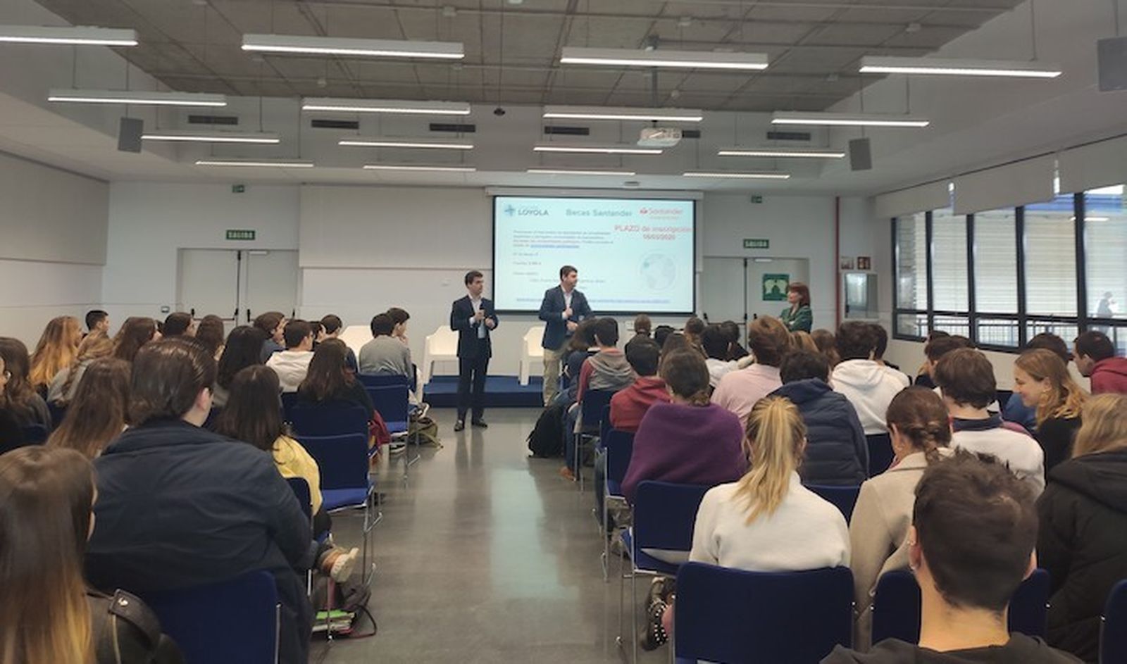 Visita del representante de Becas Santander, Víctor Medrano, a Loyola Andalucía.