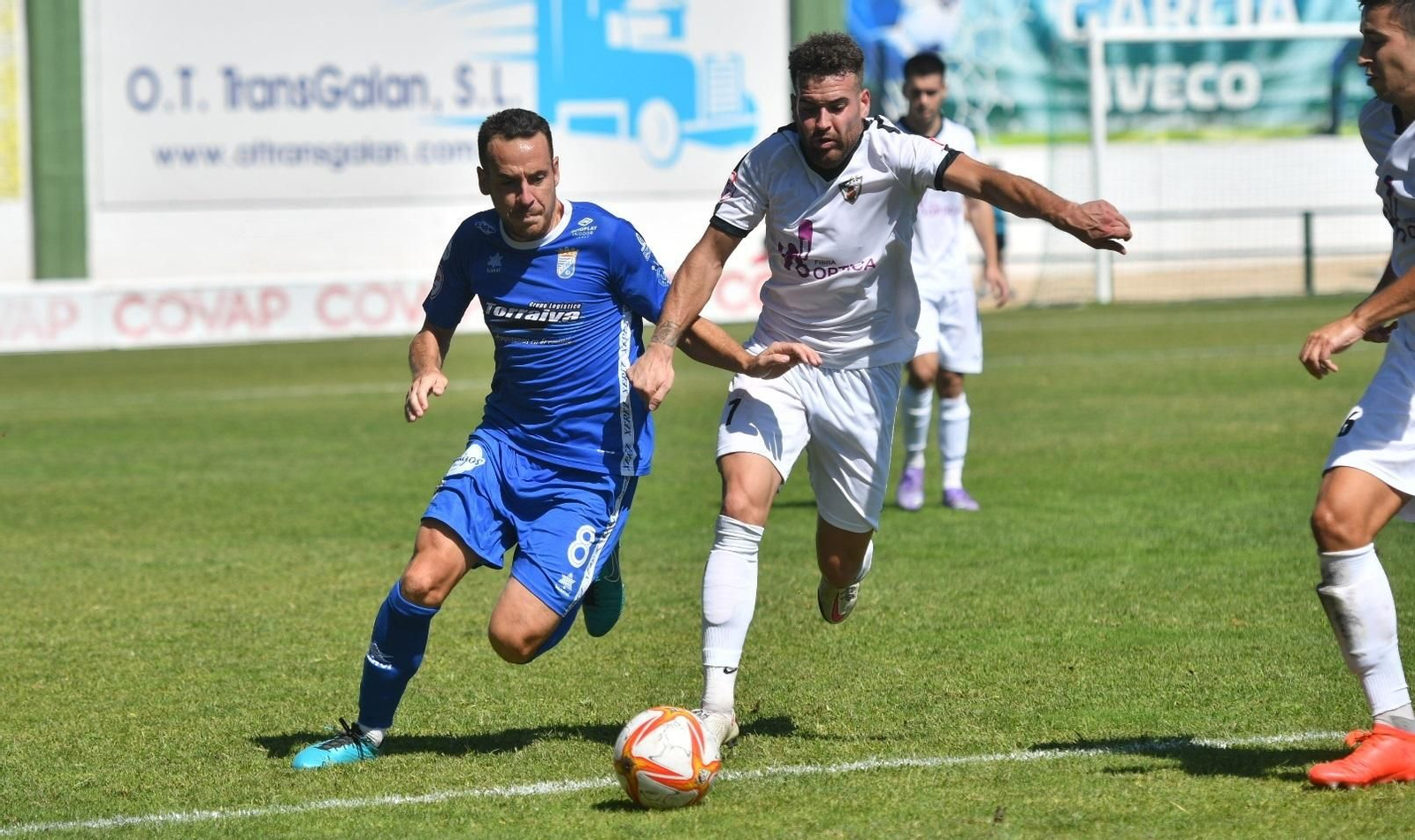 Carlos Moreno pugna por el balón con Juanca.