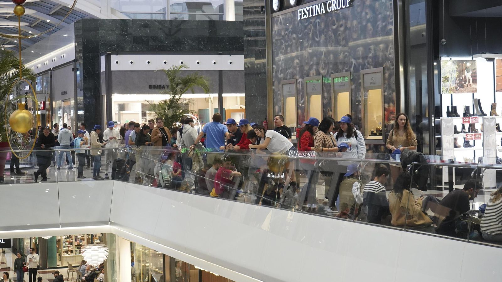 Las personas haciendo la fila para entrar a la tienda antes de la inauguración.