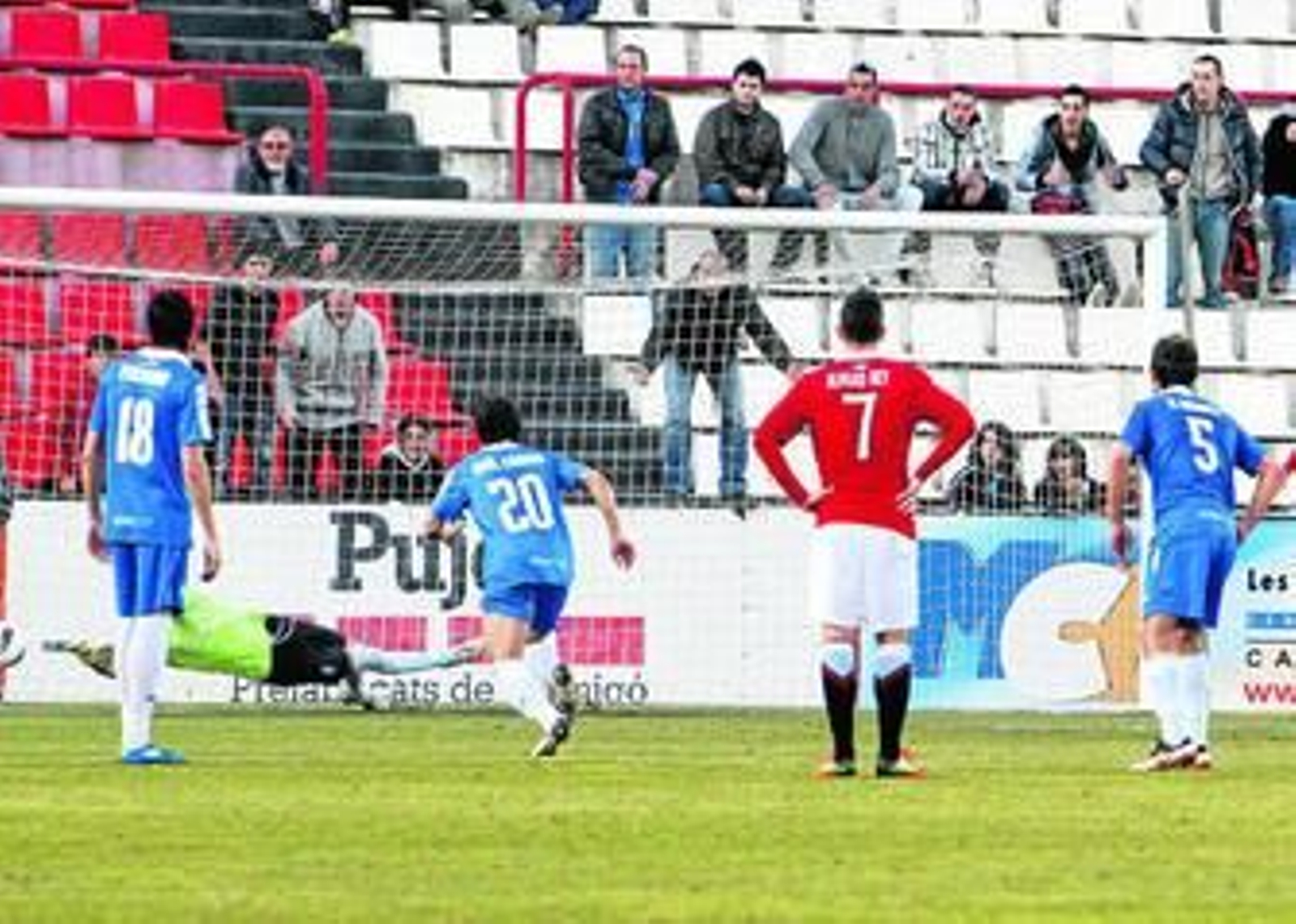 Doblas, en el momento de detener en el Nou Estadi de Tarragona la pasada temporada un penalti lanzado por Roberto Peragón ante la mirada del ahora azulino Álvaro Rey.