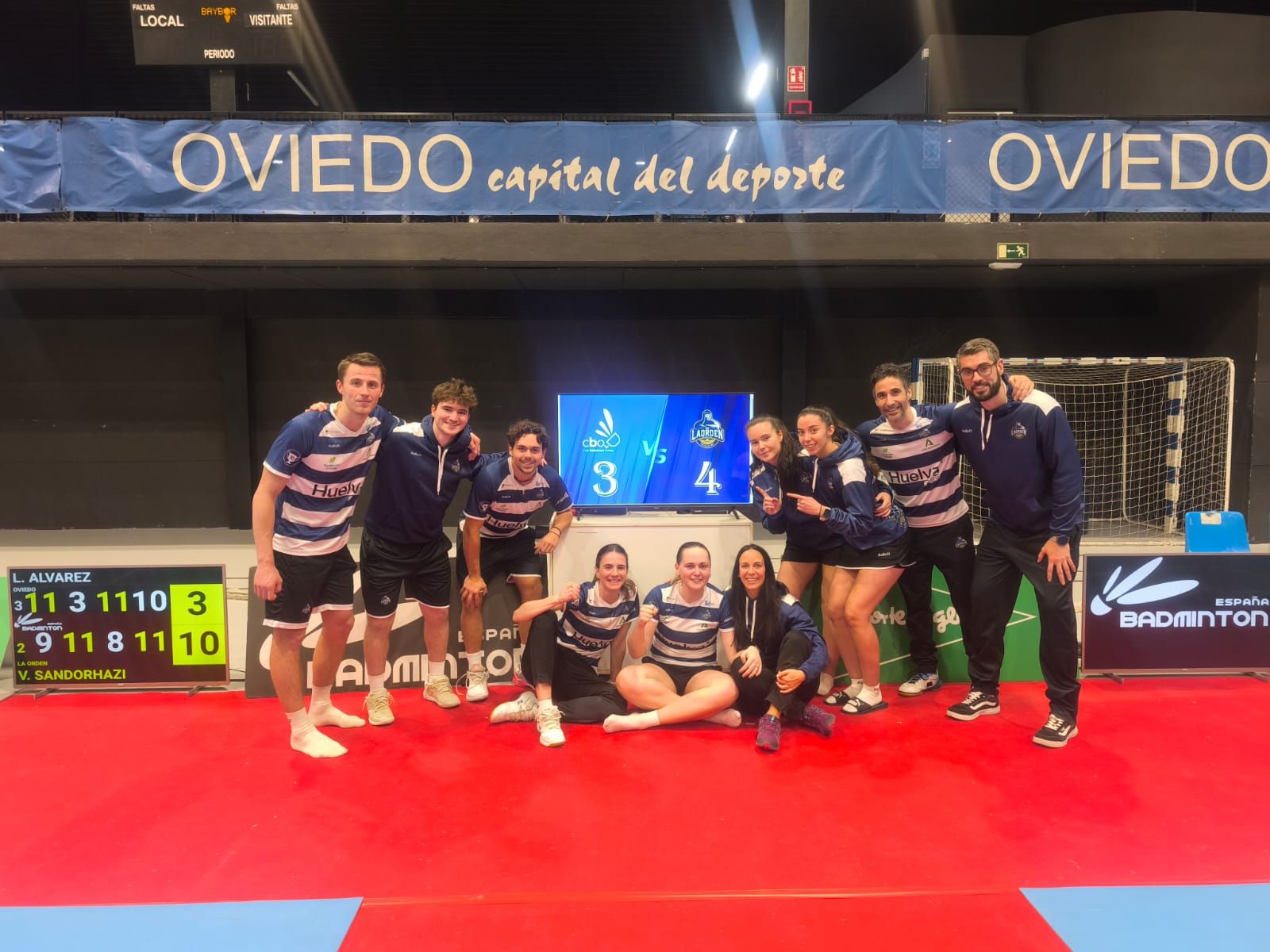 Los jugadores del CB IES La Orden, junto al marcador final.