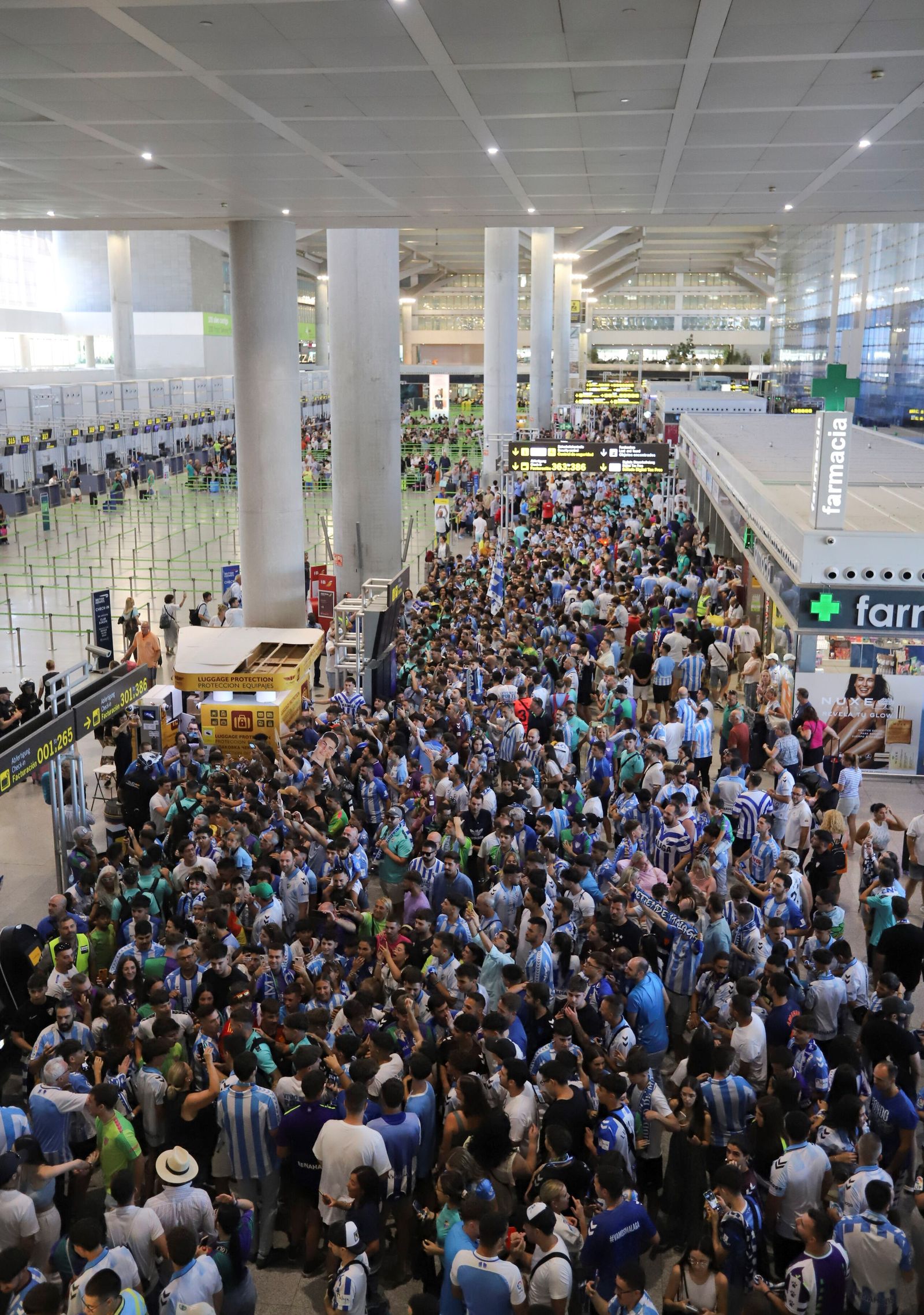 El espectacular preámbulo en el aeropuerto con la afición