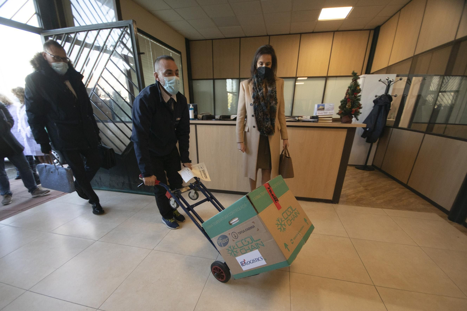 Fotos de un día histórico: así ha sido la vacunación en Granada