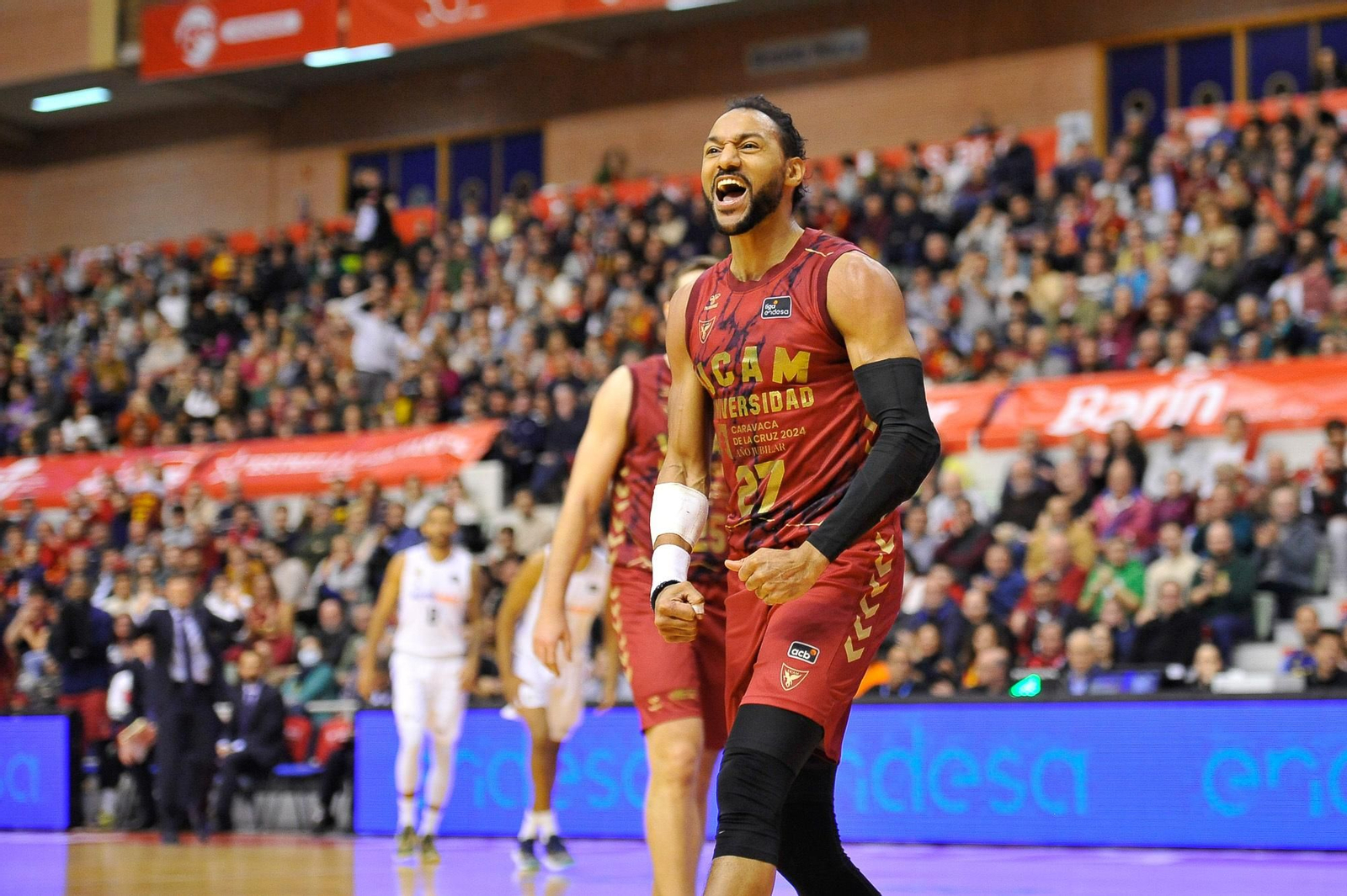 Sadiel Rojas celebra una canasta.