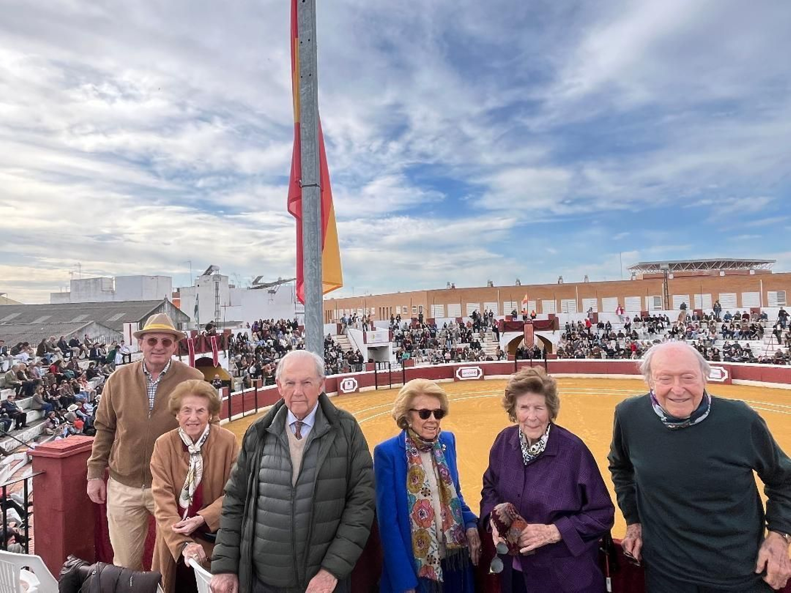 Alonso Mencos, Ana María y Pepe Bohórquez, Pilar Crespí de Valldaura, Micaela Valdés y Tomás Terry compartieron el palco de la plaza.