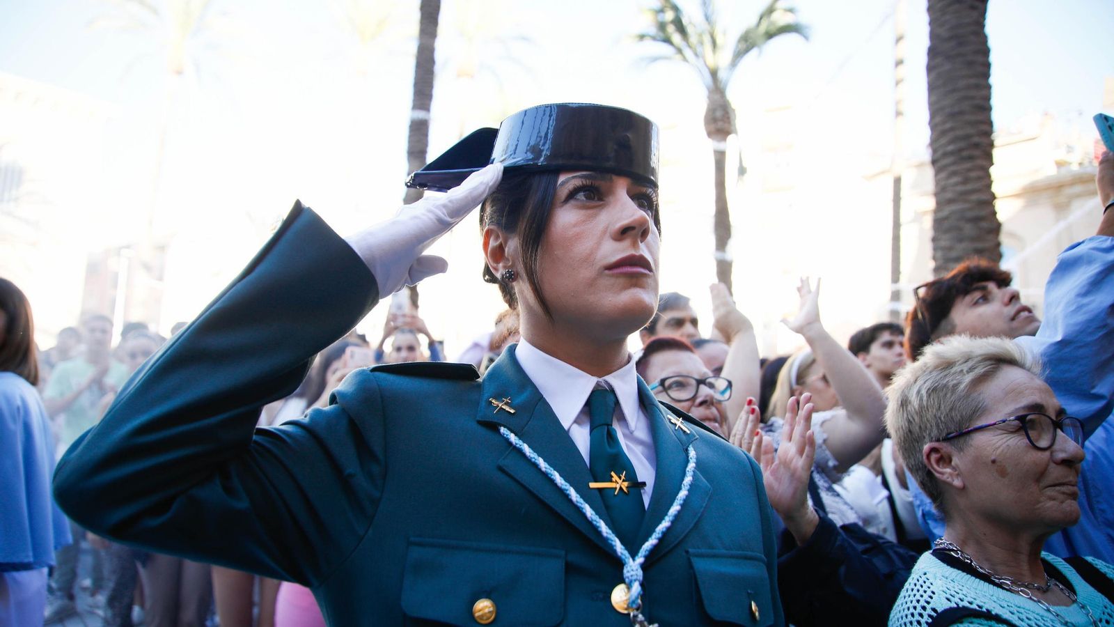 Vea la salida de la Hermandad de Los Ángeles de la Catedral de Almería