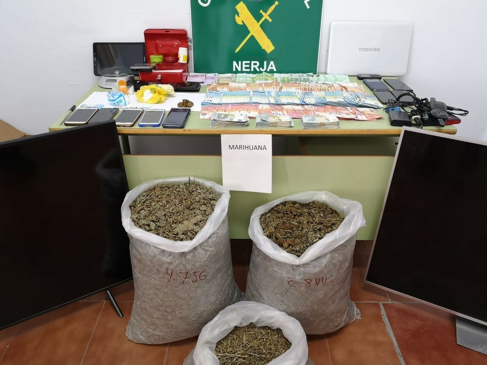Marihuana y dinero intervenidos por la Guardia Civil de Nerja