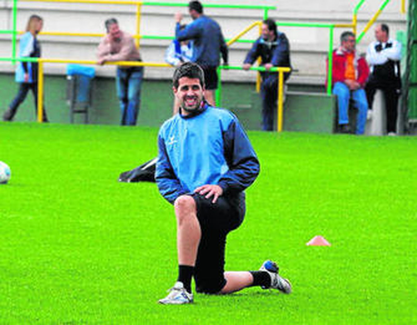 Marc Masip en un entrenamiento con la junta gestora al fondo.