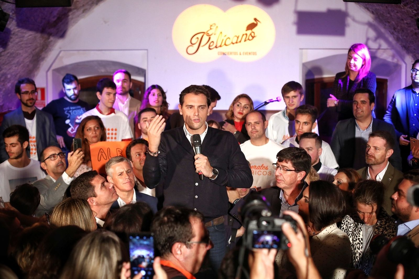 El líder de Ciudadanos, Albert Rivera, se ha estrenado arropado por sus compañeros en un acto en Cádiz.
