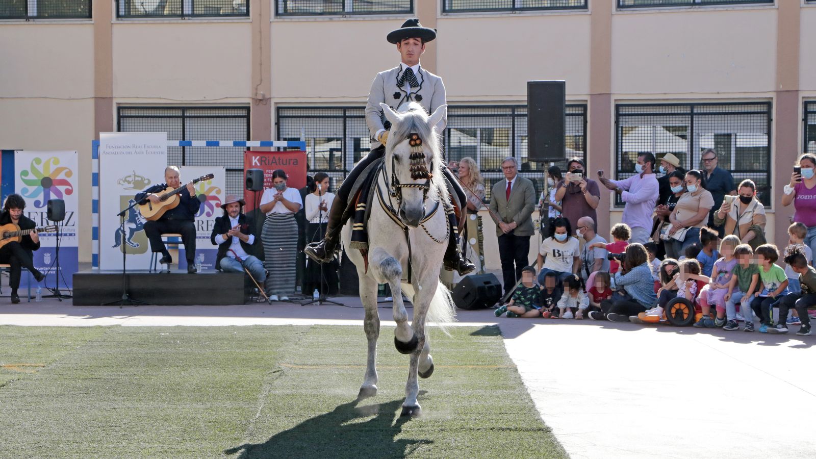 Imágenes del expectáculo de la Real Escuela y Paco Cepero en el colegio Luis Vives